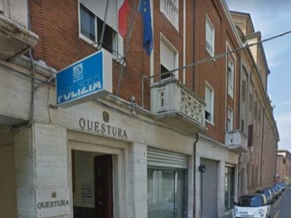 Rimini, paura in strada: urla "Coronavirus" e si scaglia contro auto